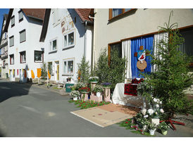 Fronleichnamsaltäre in den Naumburger Straßen (© Karl-Franz Thiede)